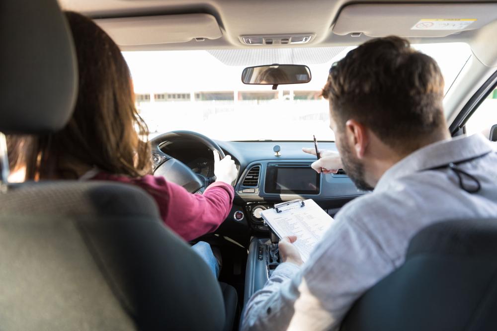 Moniteur d'auto-école montrant la direction à son élève