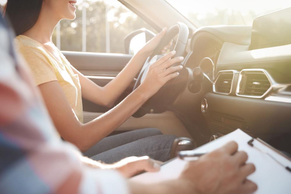Jeune fille passant l'examen du permis B